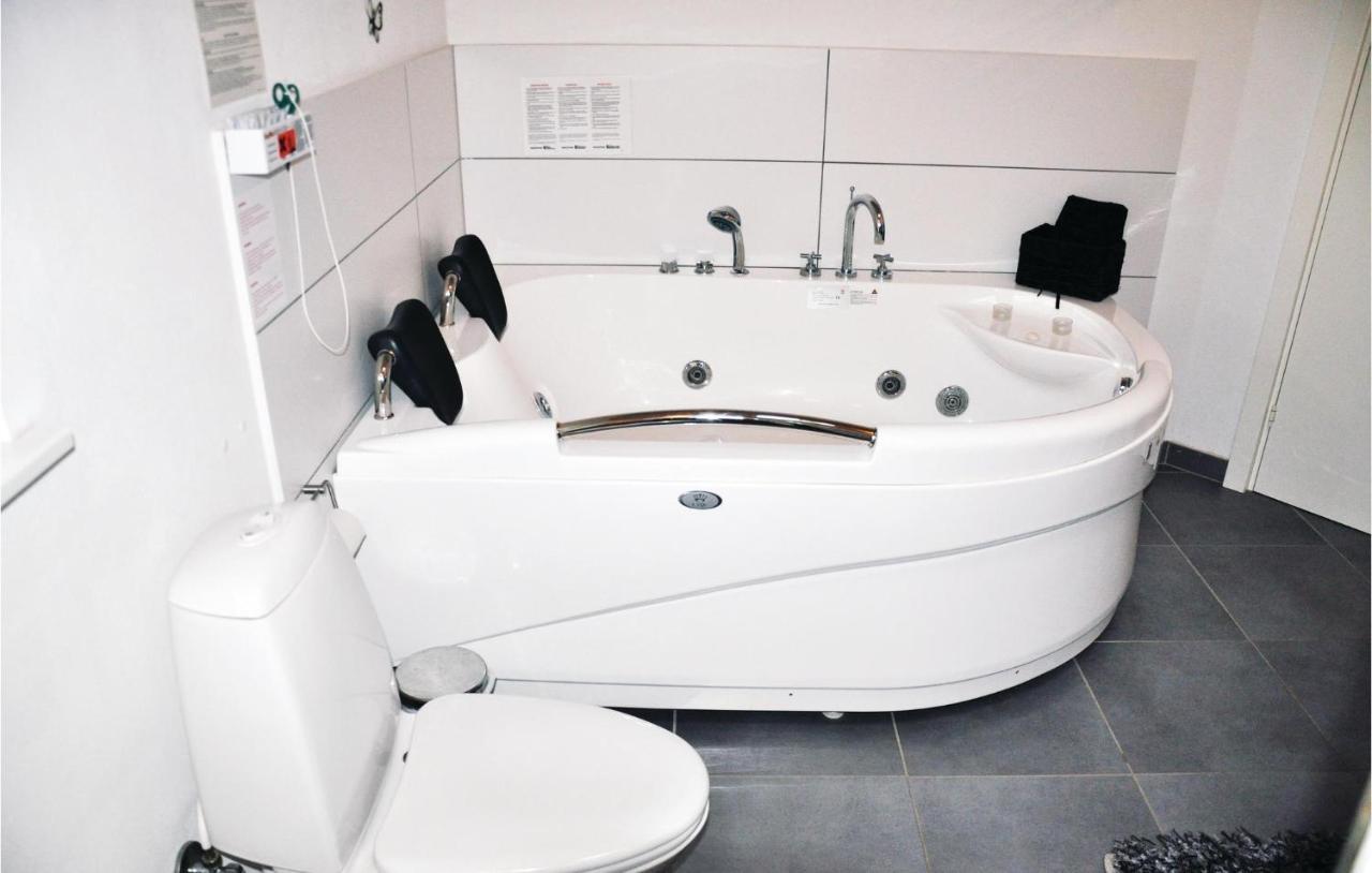 Pet Friendly Home In Augustenborg With Kitchen Asserballeskov Экстерьер фото